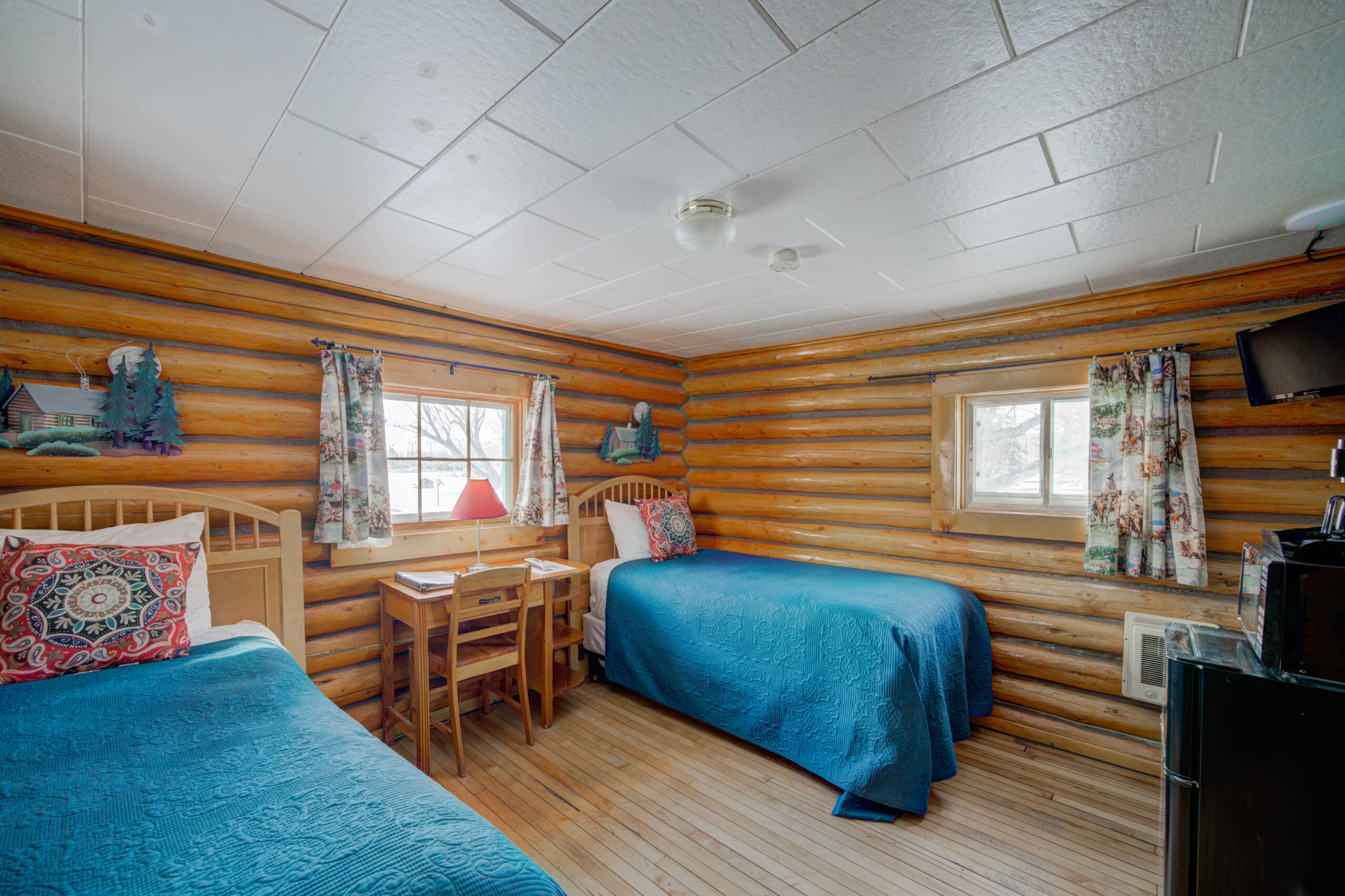 2RoomCabin_SportsMansLodge_EnnisMT (2)