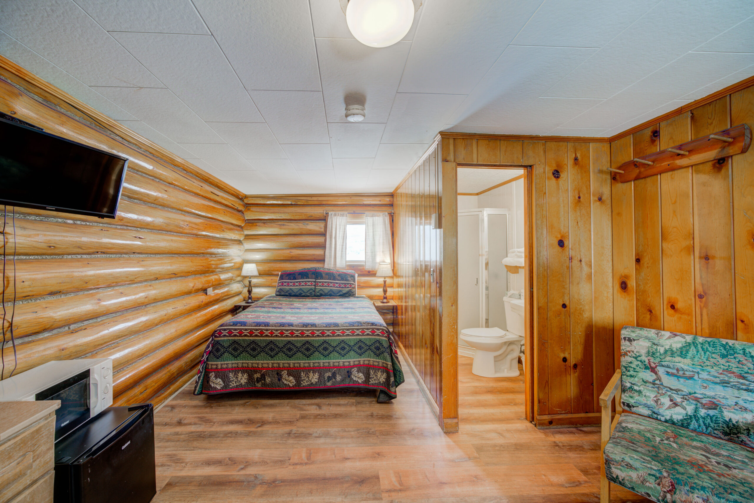 QueenCabin_SportsmansLodge_EnnisMT (2)