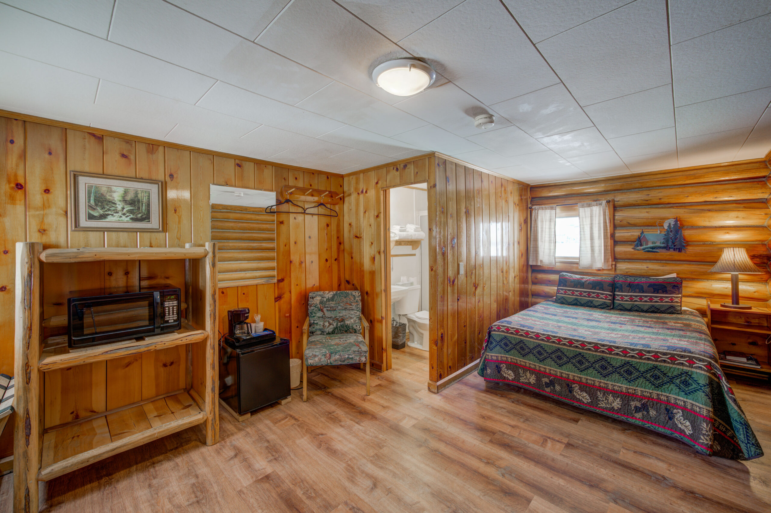 QueenCabin_SportsmansLodge_EnnisMT (3)